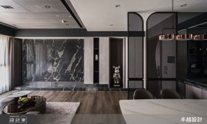18坪也能住出大器感！以展示美學串聯生活場景，用材質堆疊出沉穩與收藏的儀式感_視覺圖