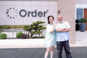 趙小僑、劉亮佐驚喜現身！化身「一日店長」 直擊歐德國際物流中心 開箱沉浸式居家與智慧工廠_視覺圖