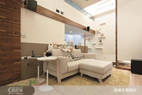 夾層屋客廳空間運用材質 營造豐富層次感