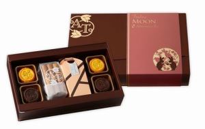 結合午茶概念的「花影覓月」月餅_視覺圖