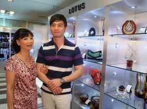 溫昇豪大聲說愛 跨界水晶一日店長 陪媽逛街好自在_視覺圖