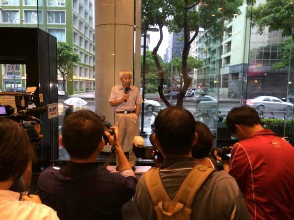 冰桶挑戰! 何飛鵬被點名潑水 熱情響應公益活動_視覺圖