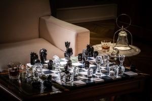 Netflix 熱門影集《后翼棄兵》正夯 ! 皇室的棋局，用頂級水晶對弈！_視覺圖