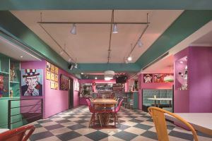 繽紛活潑色調50坪美式餐廳 藍綠與粉紅，妝點無害空氣的餐飲空間_視覺圖