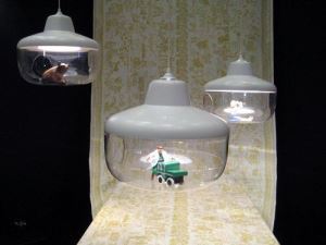 不知收哪，就放進燈裡吧！_視覺圖