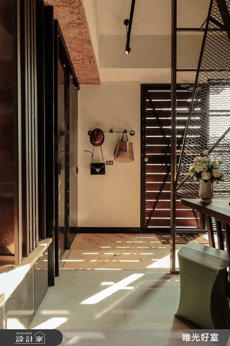 24坪老屋(16~30年)＿工業風玄關案例圖片＿唯光好室 VHouse＿唯光好室_溫馨如家的工作舞台之3