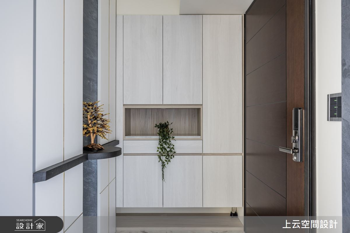 23坪新成屋(5年以下)＿現代風玄關案例圖片＿上云空間設計＿上云_隙光  灰白之2