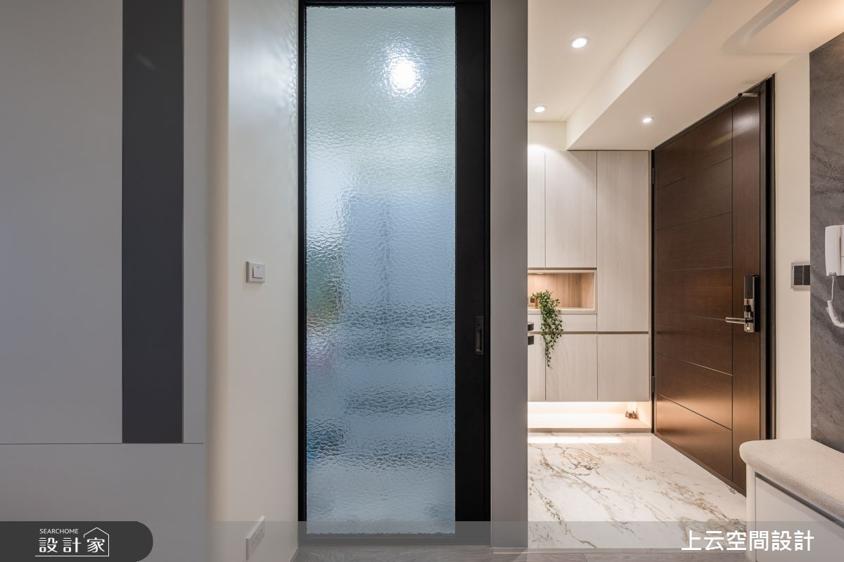 23坪新成屋(5年以下)＿現代風玄關案例圖片＿上云空間設計＿上云_隙光  灰白之3