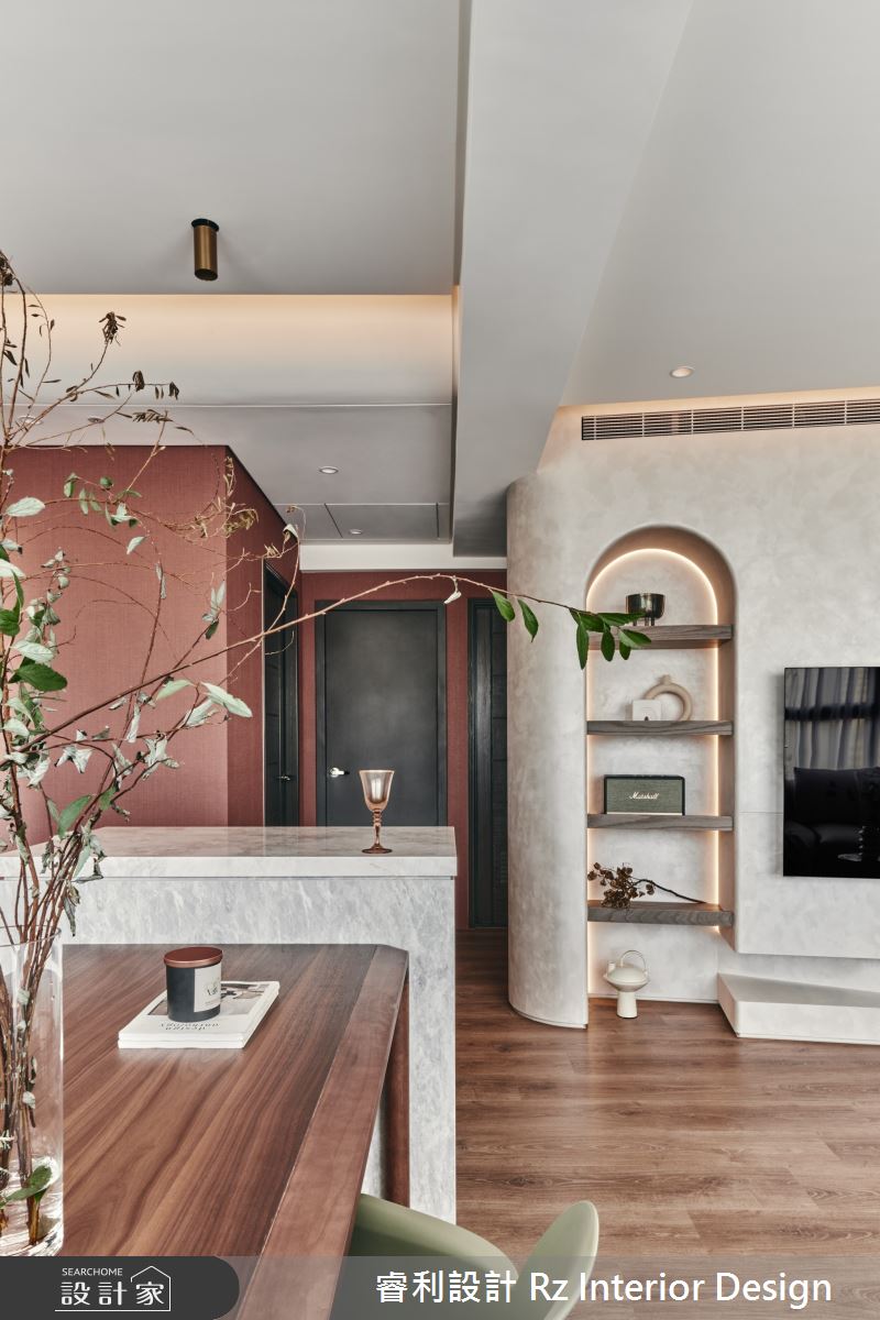 18坪新成屋(5年以下)＿混搭風客廳餐廳中島案例圖片＿睿利設計＿睿利_02.雲霧裡的紅霓分層之2