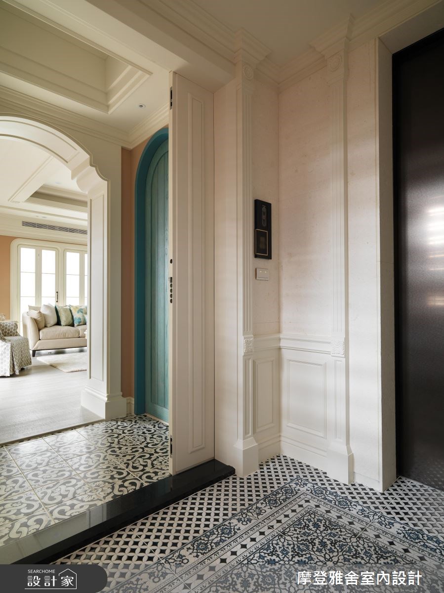 75坪新成屋(5年以下)＿新古典玄關客廳案例圖片＿摩登雅舍室內設計＿摩登雅舍_65 女神屋主圓夢了 收藏多款高級燈具的新古典度假宅之1