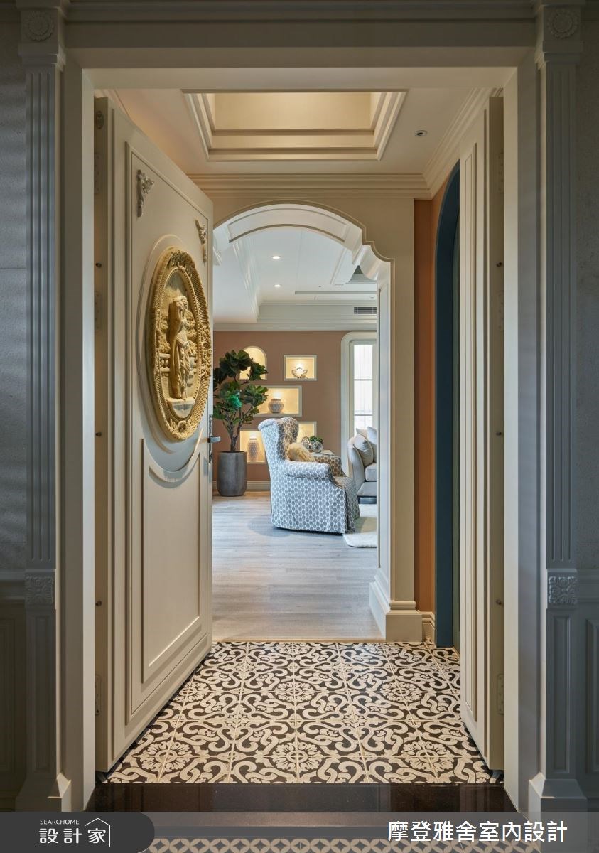 75坪新成屋(5年以下)＿新古典玄關客廳案例圖片＿摩登雅舍室內設計＿摩登雅舍_65 女神屋主圓夢了 收藏多款高級燈具的新古典度假宅之2