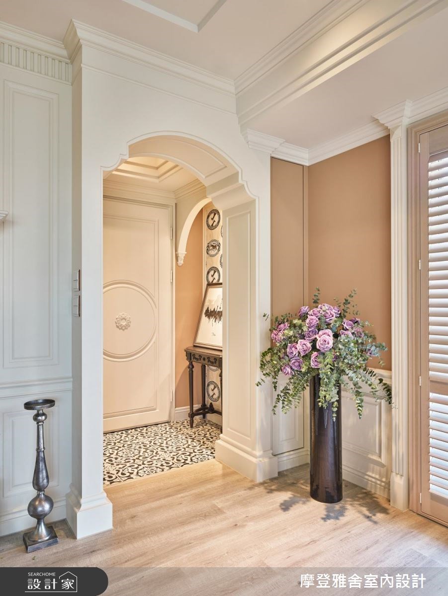 75坪新成屋(5年以下)＿新古典玄關案例圖片＿摩登雅舍室內設計＿摩登雅舍_65 女神屋主圓夢了 收藏多款高級燈具的新古典度假宅之4