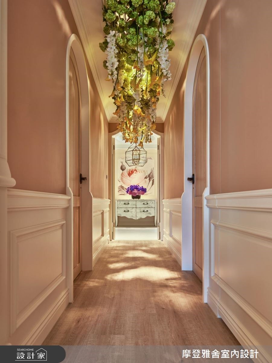 75坪新成屋(5年以下)＿新古典走廊案例圖片＿摩登雅舍室內設計＿摩登雅舍_65 女神屋主圓夢了 收藏多款高級燈具的新古典度假宅之12