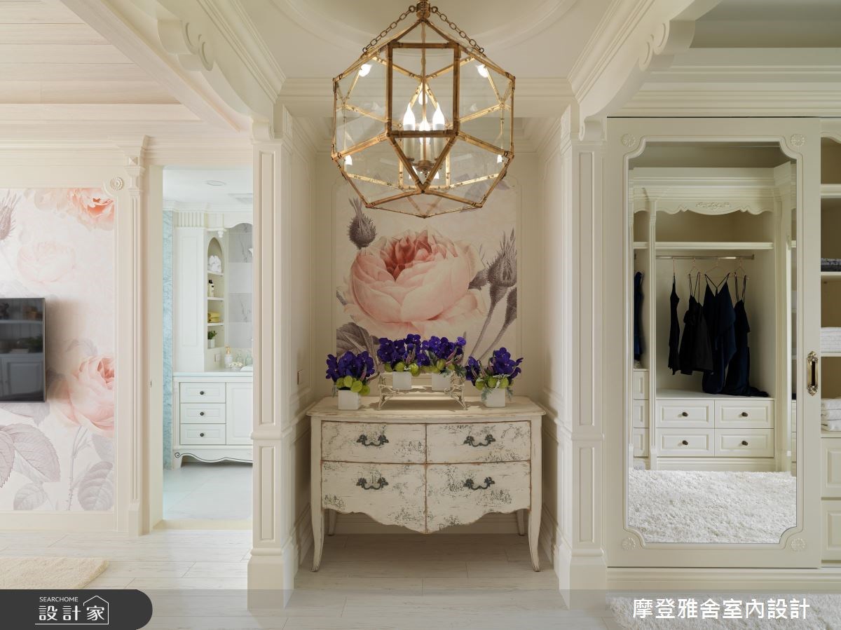 75坪新成屋(5年以下)＿新古典客廳更衣間案例圖片＿摩登雅舍室內設計＿摩登雅舍_65 女神屋主圓夢了 收藏多款高級燈具的新古典度假宅之18