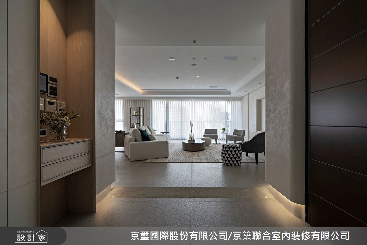 141坪毛胚屋＿現代簡約玄關客廳案例圖片＿京璽國際股份有限公司/京築聯合室內裝修有限公司＿京璽國際_遠雄九五_141坪高端訂製生活綠意藝術宅邸之1