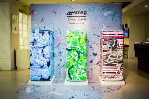 經典復古冰箱換上奔放狂野新裝！Smeg 義大利美學家電遇上印花圖騰設計師 Daniel Wong，耀眼時髦登場！_視覺圖