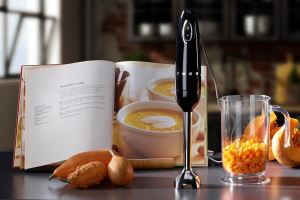 施展料理的美味魔法！義大利 Smeg 手持料理棒，靈活百變的時尚廚房小幫手！_視覺圖