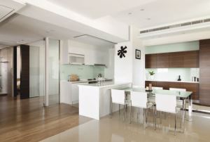 【逆轉勝!好運】橫樑由大門外穿入玄關，財運易被搶奪-裝修中大門玄關篇_視覺圖