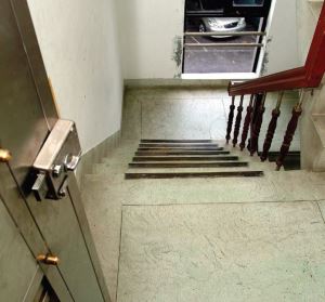 【居家開運好風水】大門對著向下樓梯「洩氣煞」_視覺圖
