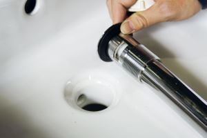 如何更換浴廁洗臉台按壓式落水頭？_視覺圖