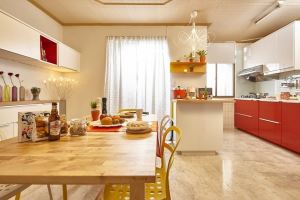 時尚紅白廚房，遊子返鄉為家人創造餐廚新生活_視覺圖