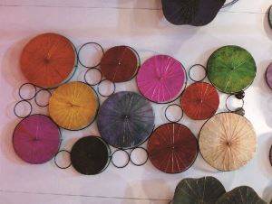 好美的泰國家飾，竟然是舊報紙、椰子殼、蓮花葉結合工藝再生_視覺圖