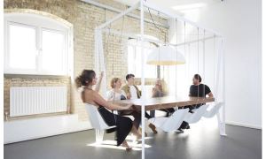 玩心大起 Duffy London開會也能盪秋千_視覺圖