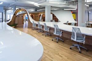 坐一起感情好，足以坐得下全公司 125 位員工的長型辦公桌_視覺圖