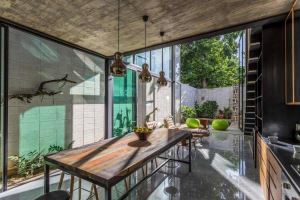 墨西哥夢幻玻璃屋：兩層樓玻璃放大狹長居家！_視覺圖