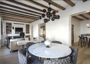 為中世紀巴塞隆納老公寓注入當代面貌_視覺圖