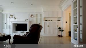 白得有深度！ 80 坪兼具美感與實用的美式古典大宅_視覺圖