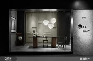 擷取藝術片的經典場景  展現 50 度灰階戲劇氛圍_視覺圖