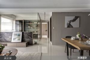 玻璃隔間牆的穿透力！ 讓現代風家屋自動放大一倍_視覺圖
