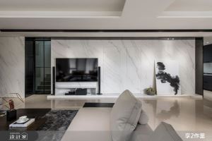 客廳電視牆的多重妙用！樓梯、衛浴的神奇隱形術_視覺圖