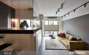 樓梯這樣設計，10 坪複層小宅，2 房 2 廳、1 家 4 口沒問題_視覺圖