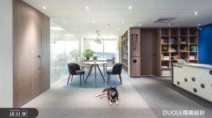 坐在山海景觀中補習！清爽無壓的 28 坪休閒風商空_視覺圖