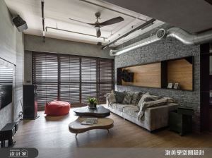 斜屋頂下的多功能語彙！鋪排雙人宅邸的工業風時尚_視覺圖