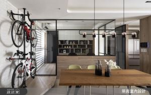 為單車們打造專屬舞台！在現代風新婚宅繼續當鐵人_視覺圖