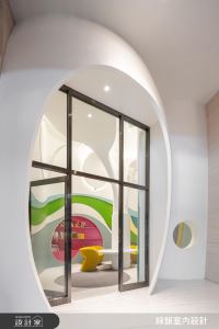 繽紛意象與童趣彩虹，隱遁於兒童圖書室的躍動色彩_視覺圖