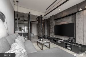 客廳物盡其用！大沙發+彈性拉門瞬間變身小客房_視覺圖