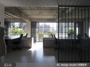 陽光與綠意灌溉 自然材質混搭出老屋重生記_視覺圖