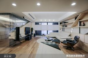 斜切半透明的電視牆？在暖木 + 純白系現代家居享受電影院好時光_視覺圖