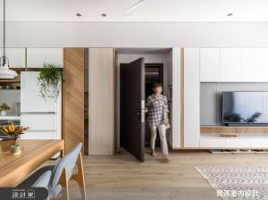 混搭宅大收納藏好藏滿！小劇院、健身房、個人工作室狹長客廳同時擁有_視覺圖