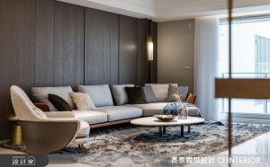 沉穩色系與天然質材交織，詮釋 80 坪海景豪宅別墅的人文意境_視覺圖