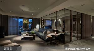 早晚氛圍不一樣！巧用園林借景手法的都會豪宅，白天和室「山水禪意」、晚間書房「絕美夜景」_視覺圖