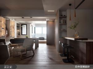 客廳「一桌二椅」沒有沙發也很溫馨，日式白系暖木格柵 25 坪居家_視覺圖