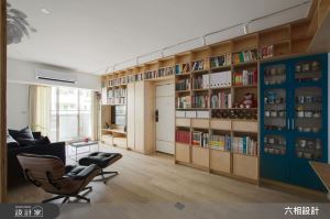 我家客廳就是圖書館！木質調書牆的無限量收納_視覺圖