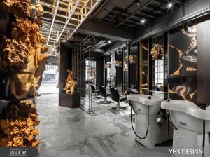 在藝廊空間裡剪頭髮！實木、鐵件與木雕藝術混搭出時尚髮廊的藝術氣息_視覺圖