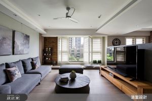 大百葉窗內的現代風生活！超長臥榻、矮電視牆讓空間放輕鬆_視覺圖