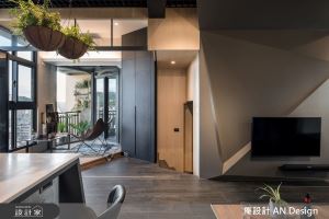 工業風中的一抹綠意！中島吧台、室內露台照亮 24 坪雅痞宅_視覺圖